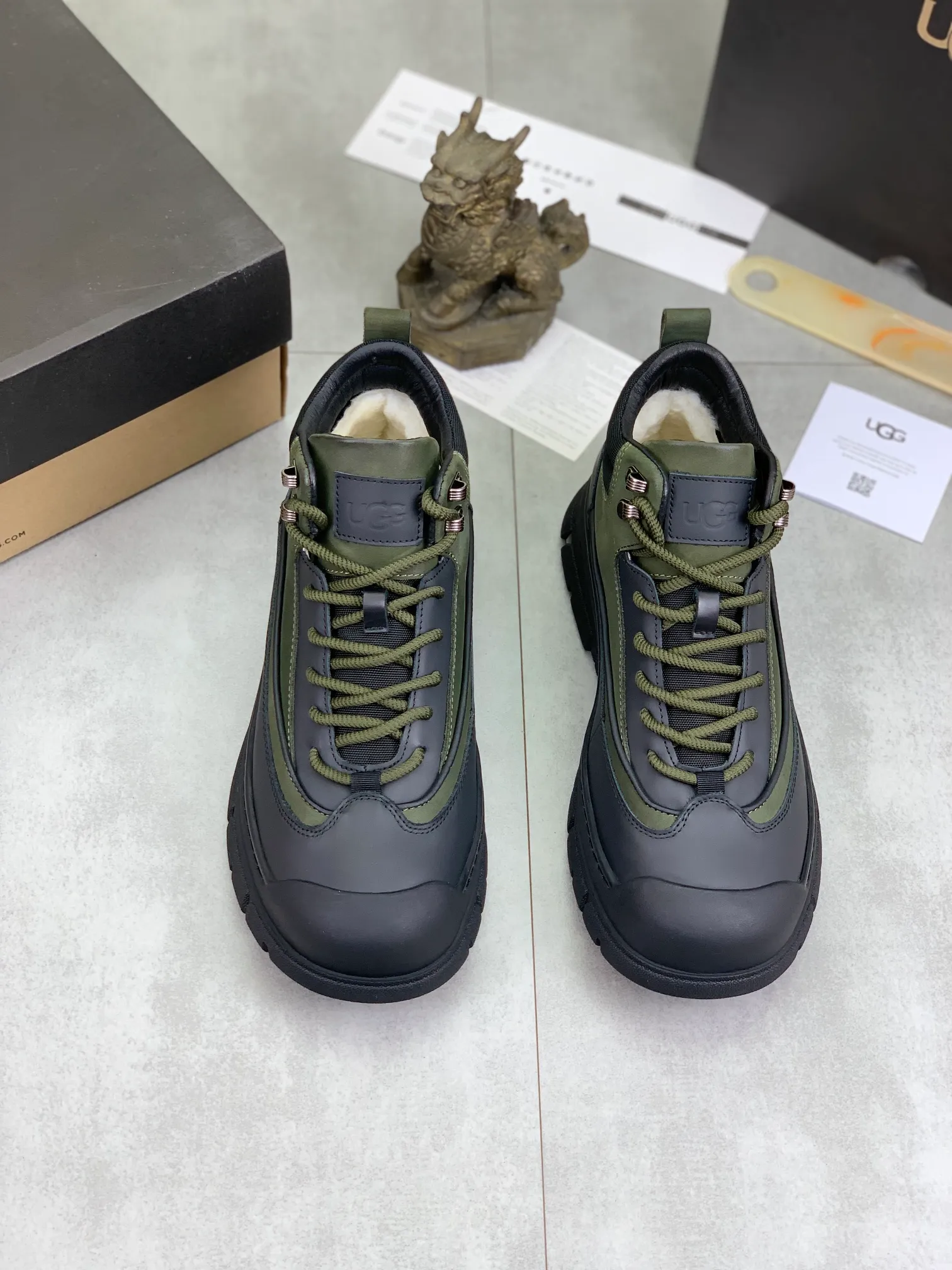 Men's Men's Shoes P620 [New Style] 💰 🆘 "Real Wool" [UGG] 👉 Popular men's shoes official website synchronization 🔰 Genuine quality [proud] is not comparable to the imitations in the general market 🌀 The upper is imported Italian frosted cowhide, and the lining: foot pad 🅰️ grade 🐑 real wool 👻 Only Grade A can show the effect The hand feels smooth and delicate 🔱The shoe shape is grand, only genuine factories can achieve it 🎄The perfect toughness of the original outsole 👻⬛️ allows customers to bid farewell to one-time consumption. Real wool lining, super warm. 3️⃣Colors available Sizes: 38-44